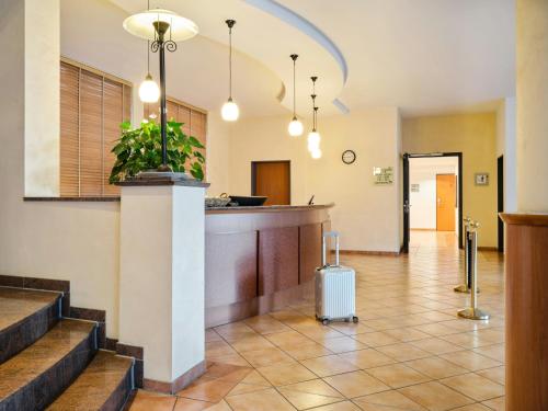 a lobby with a hotel with a suitcase in it at Flemings Hotel Bremen-Hauptbahnhof in Bremen