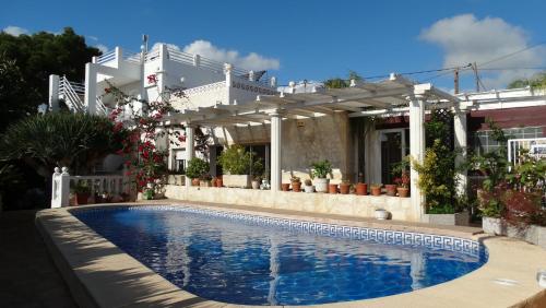 Piscina a Hostal Residencial La Paloma o a prop