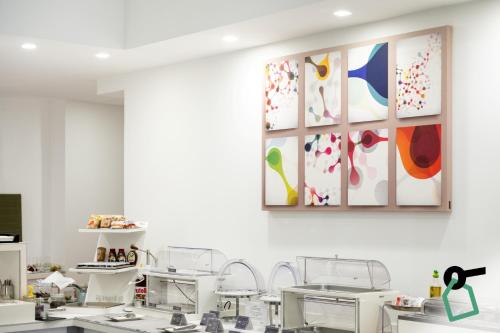 a laboratory with sinks and a painting on the wall at Hotiday Brindisi Vittoria in Brindisi