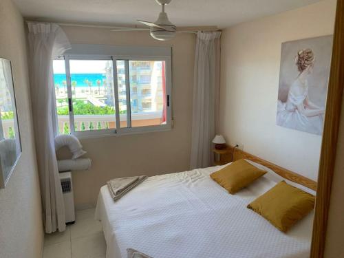 a bedroom with a bed and a window at Sea View Apartman Daimus in Daimuz