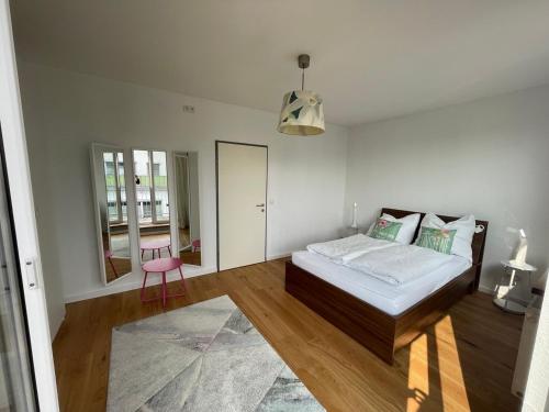 City-Oasis with 3 bedrooms, garden, jacuzzi, gym, fireplace, close to U1, city center & airport