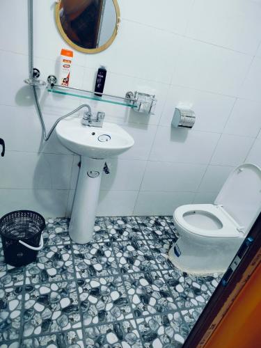 a bathroom with a toilet and a sink at Cổng Trời Homestay in Ha Giang