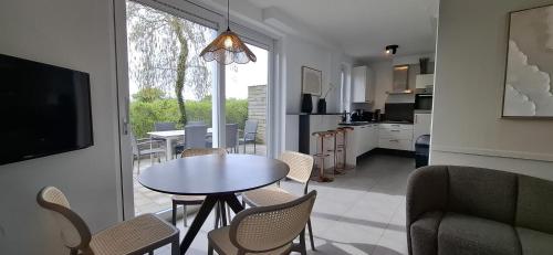a kitchen and dining room with a table and chairs at Vakantiewoning Seehouse in Oostkapelle