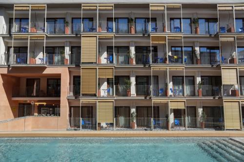 ein Wohnhaus mit Balkonen und einem Gewässer in der Unterkunft Kora Lluna in Valencia