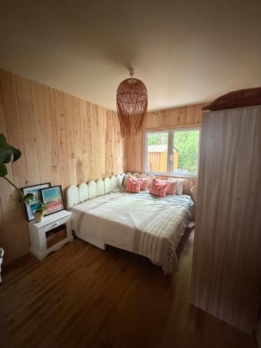 a bedroom with a large bed with pink pillows at Maison La Séréna in Arès