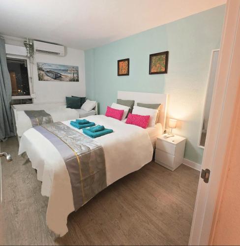 Benalmadena, Jupiter 1-Bedroom Apartment with Sea & Mountain Views, Pool & Garden