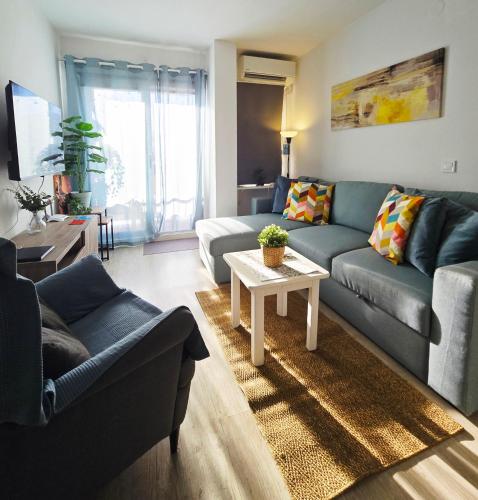 Benalmadena, Jupiter 1-Bedroom Apartment with Sea & Mountain Views, Pool & Garden