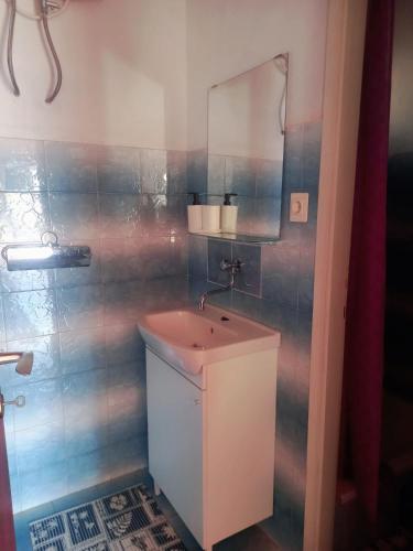 a bathroom with a sink and a mirror at Kuca za odmor Maestral in Privlaka