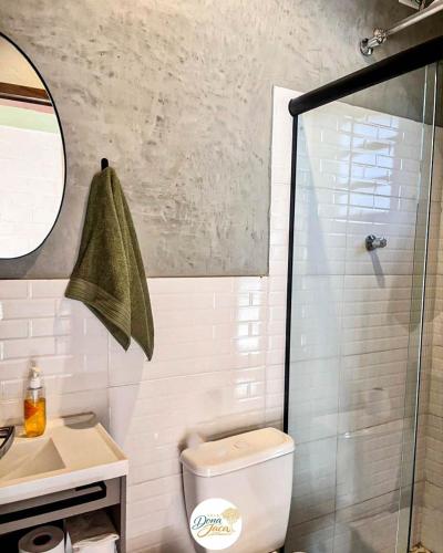 a bathroom with a shower and a toilet and a sink at Villa Dona Jaca - Cabana 2 in Socorro