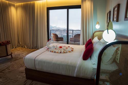a hotel room with a bed and a balcony at فندق جولدن بلكون-Golden Balcony Hotel in Abha