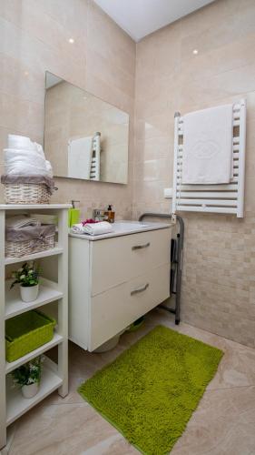a bathroom with a sink and a mirror at Cosy appartement in Bouznika