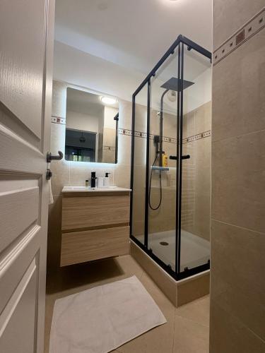 MNK - Appartement avec balcon et AC - 6 min du Port de Nice