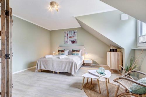 a bedroom with a large bed in a attic at FeHa Windspiel in Loddin