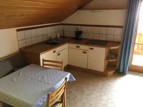 una pequeña cocina con mesa y fregadero en Fallerhof en Villnoss