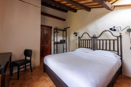 a bedroom with a large bed and a chair at Casa Delicato - B&B - Camere - Ospitalità in Contigliano
