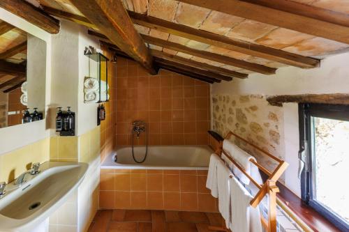 a bathroom with a tub and a sink at Casa Delicato - B&B - Camere - Ospitalità in Contigliano