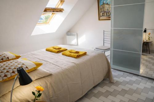 Una cama o camas en una habitación de Corniche