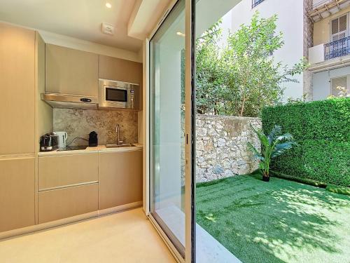 Nestor&Jeeves -JARDIN TERRACOTTA- Terrace, AC, Walk to beach
