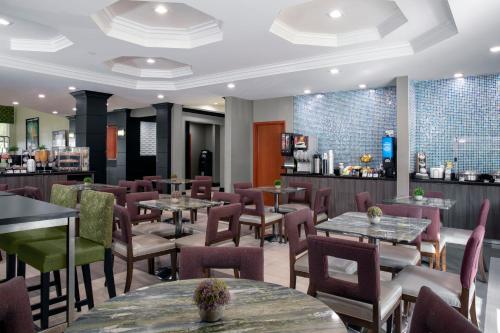 a restaurant with tables and chairs and a bar at Best Western Plus Miami-Doral/Dolphin Mall in Miami