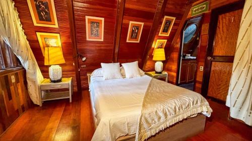 a bedroom with a bed in a room with wooden walls at cabaña master familiar in San Antonio de Pereira