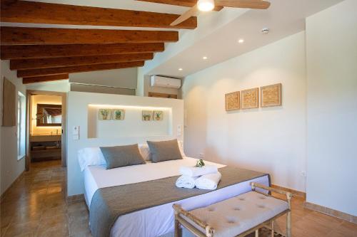 a bedroom with a large bed in a room at Agroturisme Vistalegre Nou in Manacor