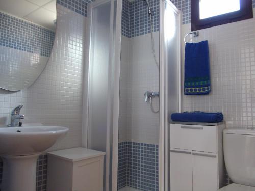 ein Bad mit einem Waschbecken, einem WC und einer Dusche in der Unterkunft Apartamento Relax in Águilas