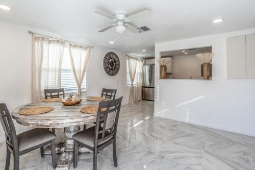 a dining room with a table and chairs at Noel Real Estate in Naples