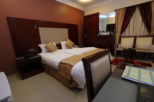 Katil atau katil-katil dalam bilik di نزل تالا للشقق المخدومة - Tala nezel Serviced Apartments