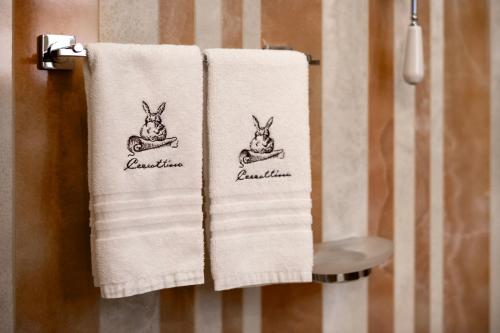 a pair of towels with a picture of a rabbit on them at Le Camere Del Ceccottino in Pitigliano