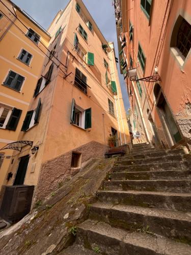 a set of stairs in an alley between two buildings at RioRooms La Valletta Riomaggiore Center in Riomaggiore