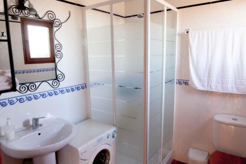 y baño con lavabo y ducha. en La Vall de Silvestre, en Mas de Barberans