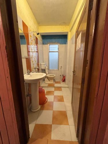 a bathroom with a sink and a toilet at Shivaay Inn in Lava