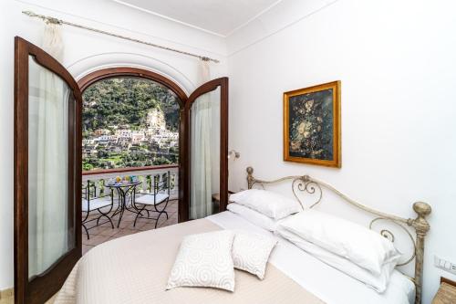 a bedroom with a bed and a balcony at Villa Palumbo in Positano