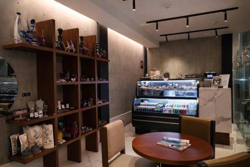 a room with a table and a large television at Hotel Catedral in Mexico City