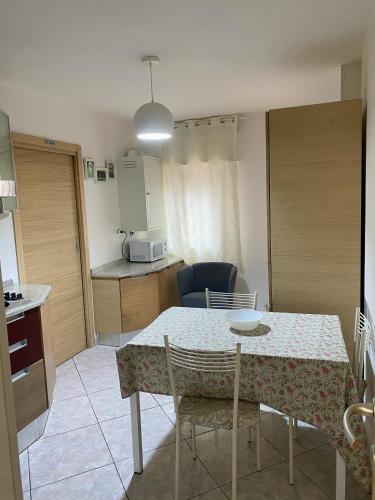 a kitchen and dining room with a table and chairs at MiniAppartamento Laura - Piano terra in Chioggia