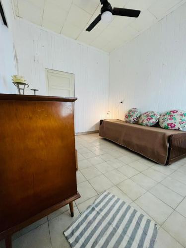 a room with two beds and a ceiling fan at la casita del altillo in San Francisco