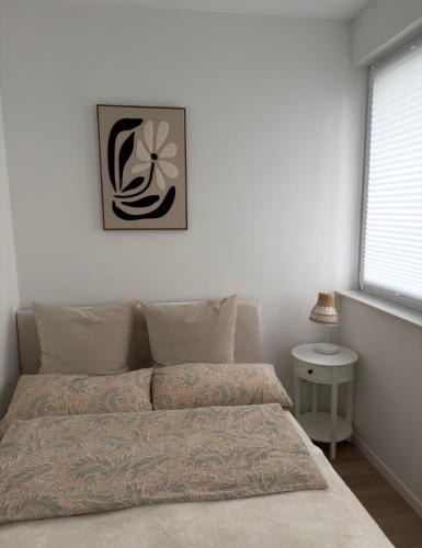 a bedroom with a bed and a picture on the wall at Bauna Suites & Apartments in Baunatal