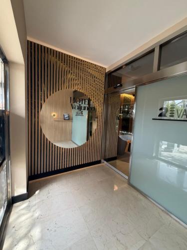 a store window with a round sign on the wall at Hotel Valjunco in Valencia de Don Juan