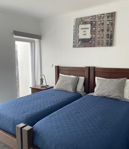 two beds sitting next to each other in a bedroom at d Albuquerque - AL in Ponte de Sor