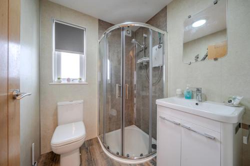 a bathroom with a shower and a toilet and a sink at 1 Bed Cabin - Sleeps 2 - Pets - 2 Min To Beach in Bridlington