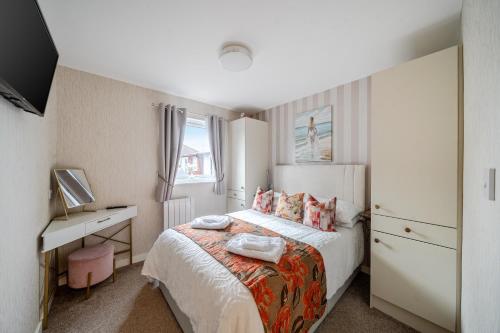 a small bedroom with a bed and a desk and a bed at 1 Bed Cabin - Sleeps 2 - Pets - 2 Min To Beach in Bridlington