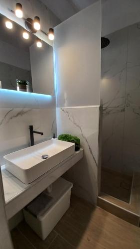 A V G E R I N O S Naxos