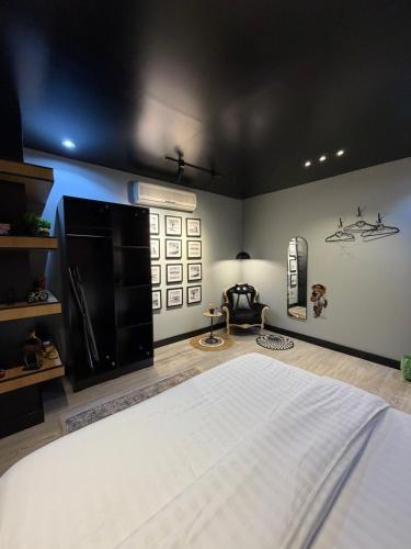 a bedroom with a large bed and a tv at شقة فندقية بتصميم انيق عصري in Hail