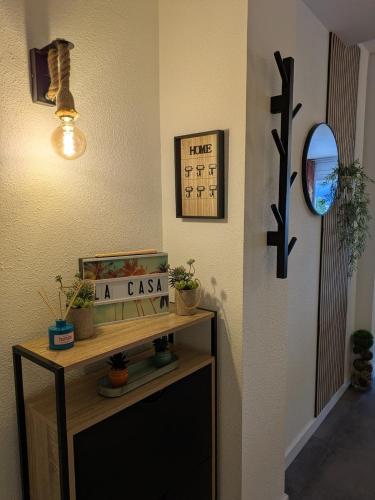a room with a shelf with plants and a mirror at La Casa Terracotta, ménage et linge inclus in Roses