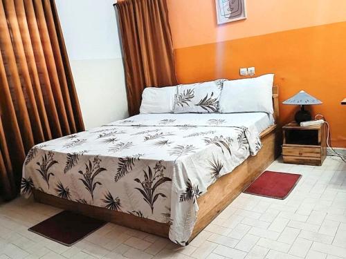 a bedroom with a bed in a room at Cloud9 Lomé in Lomé