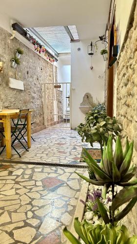 a room with a table and a bunch of plants at Intellihost - Casa Giulietta Lonato del Garda in Lonato