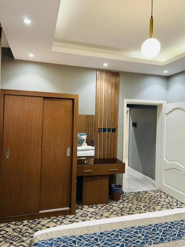 an office with a desk and a bed in a room at شقق سكنية بابو ذر الغفاري in Medina