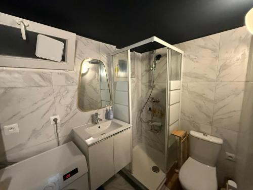 a bathroom with a toilet and a sink and a shower at Le Must - Chambre double entre Paris et Disney in Livry-Gargan