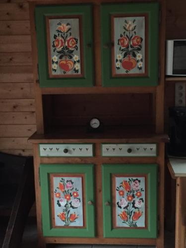 une cuisinière avec deux photos. dans l'établissement Le Manège Ouest, à Saint-Gervais-les-Bains