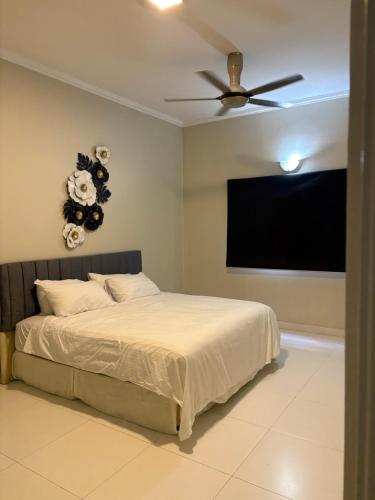 a bedroom with a bed and a ceiling fan at Landed IOI City Mall Country Heights Putrajaya Homestay in Kajang